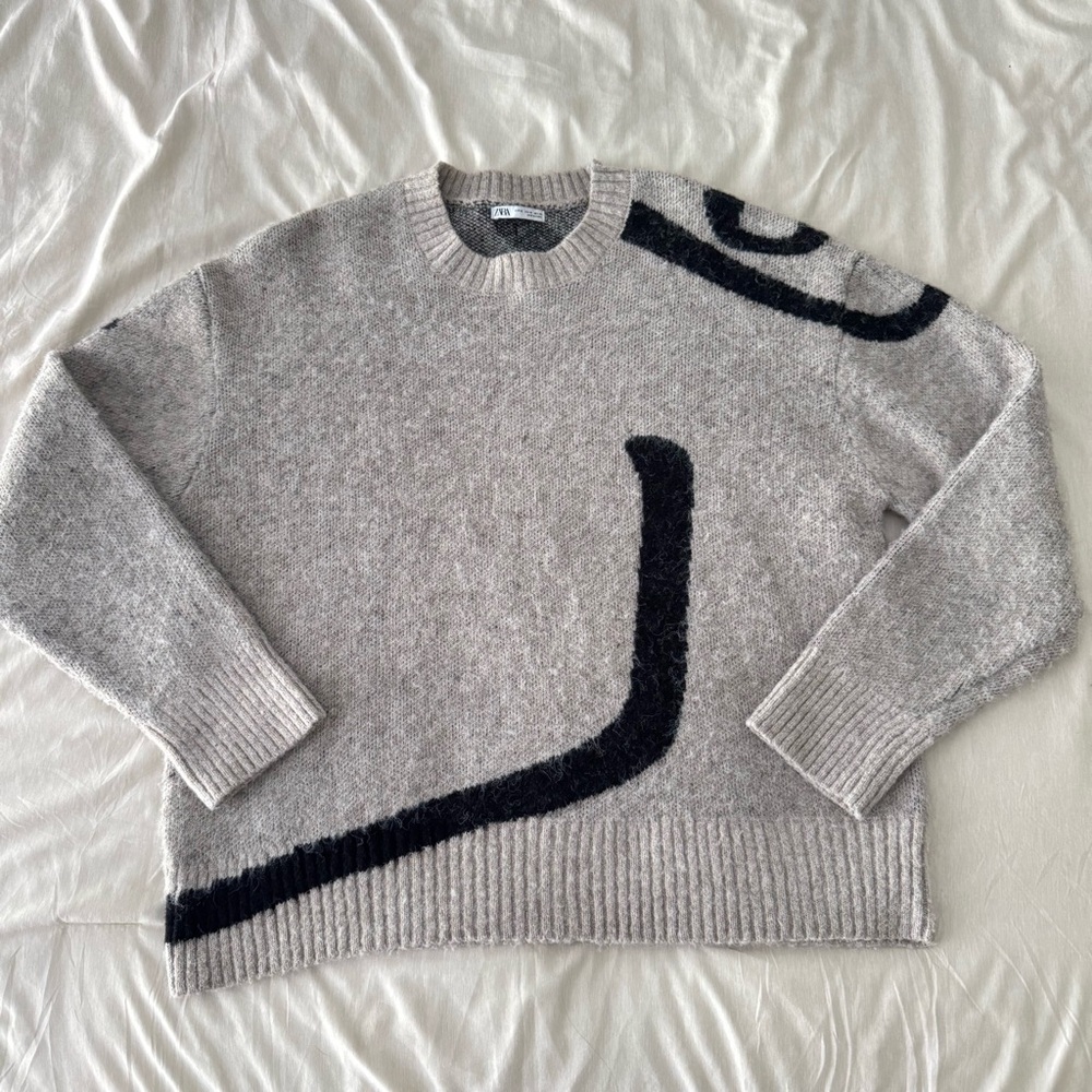 Zara Men’s Light Gray Crewneck Sweater with Black Graphic